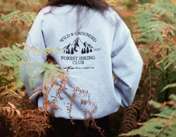 Theresa - Handgefertigter Damen Pullover „Forest Hiking Club“