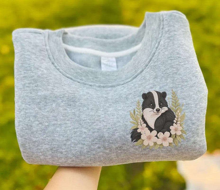 Juliane - Handgefertigter Damen Pullover mit Dachs-Motiv