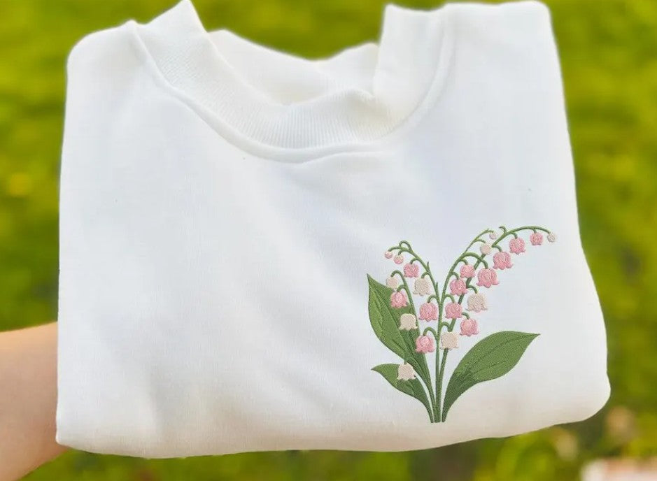 Emilia - Handgefertigter Damen Pullover mit Maiglöckchen-Stickerei